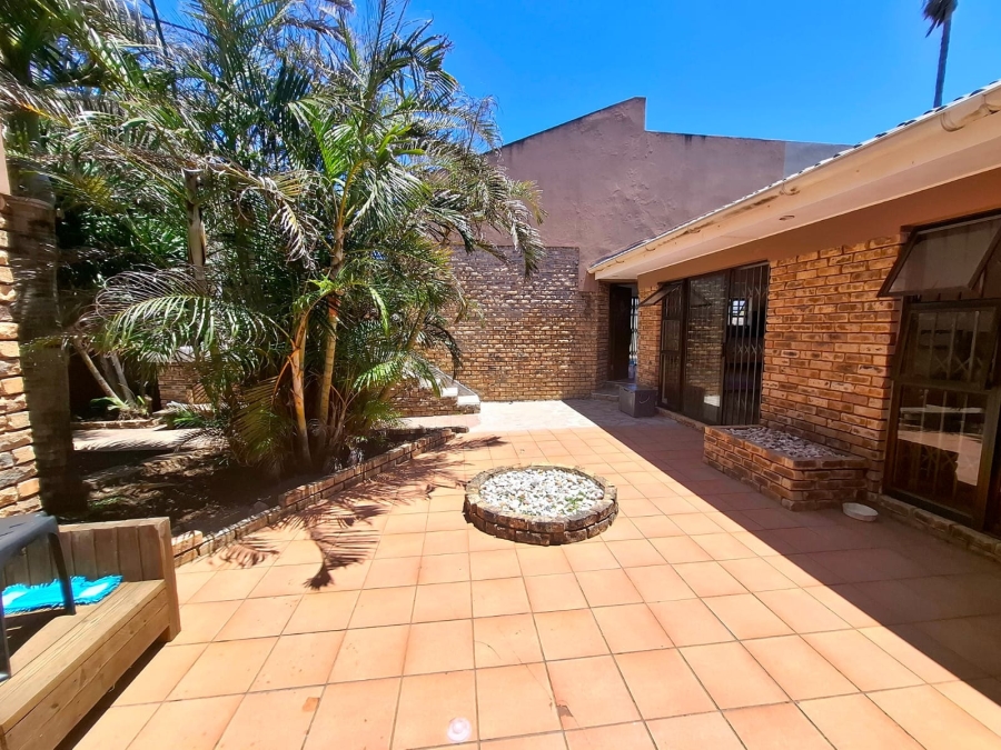 6 Bedroom Property for Sale in Gonubie Eastern Cape